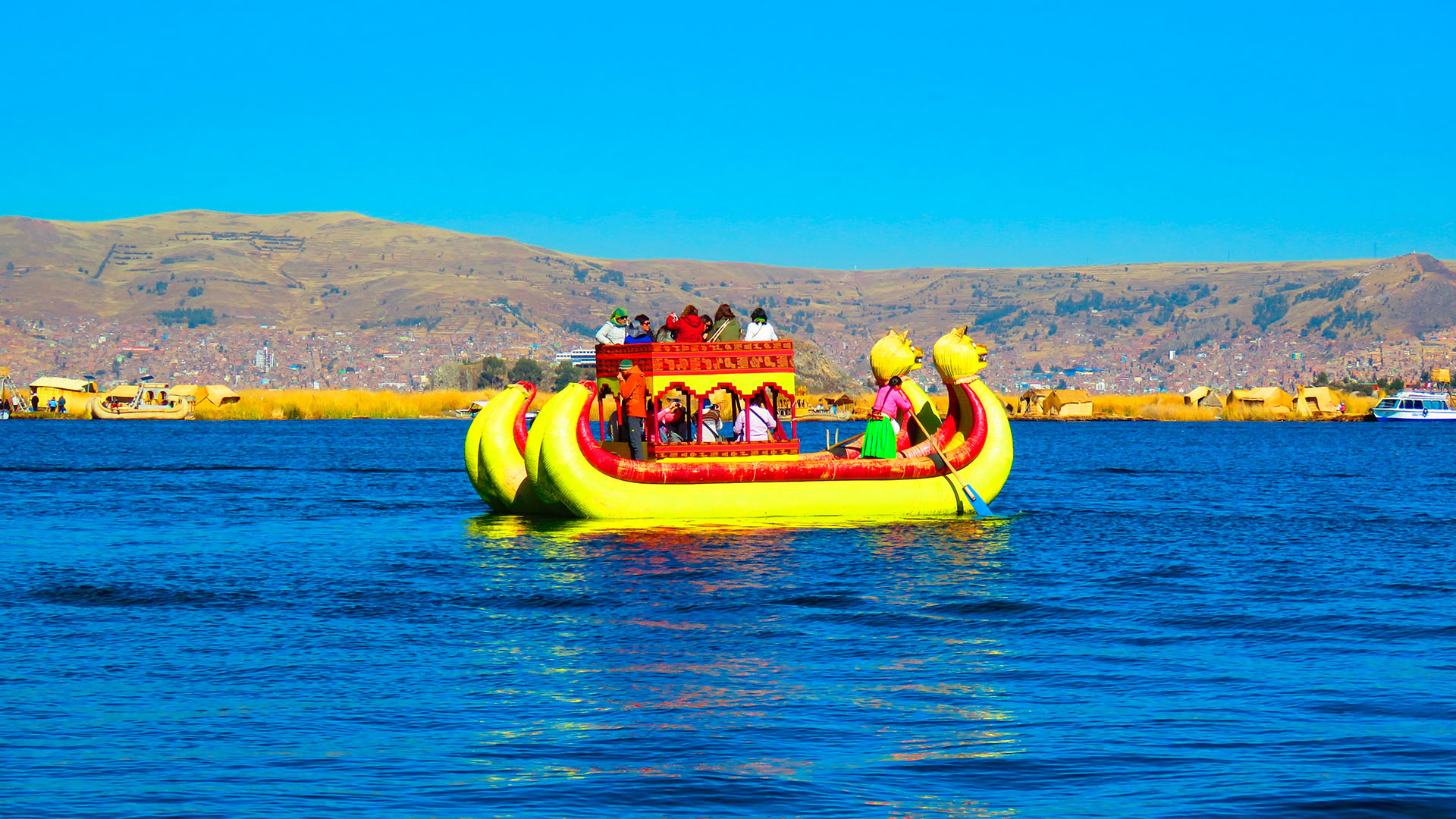 Navegue pelo icônico lago Titicaca e conheça a cultura de um povo que segue o estilo de vida de seus antepassados.