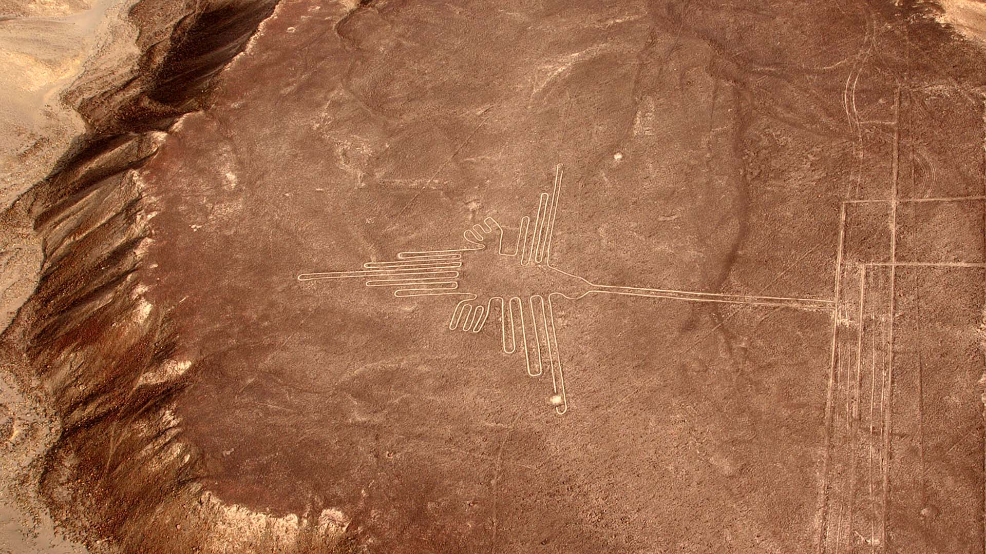 Sobrevoar o deserto para conferir as linhas de Nazca é outro passeio obrigatório