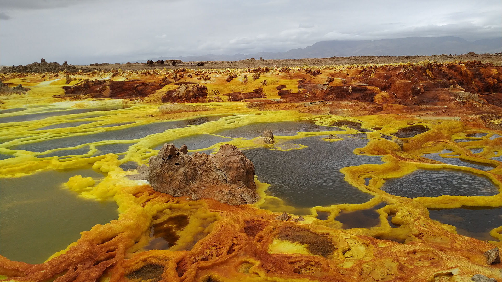 A depressão de Danakil é escaldante, misteriosa e imperdível. Já imaginou visitar um lugar com altitude negativa?