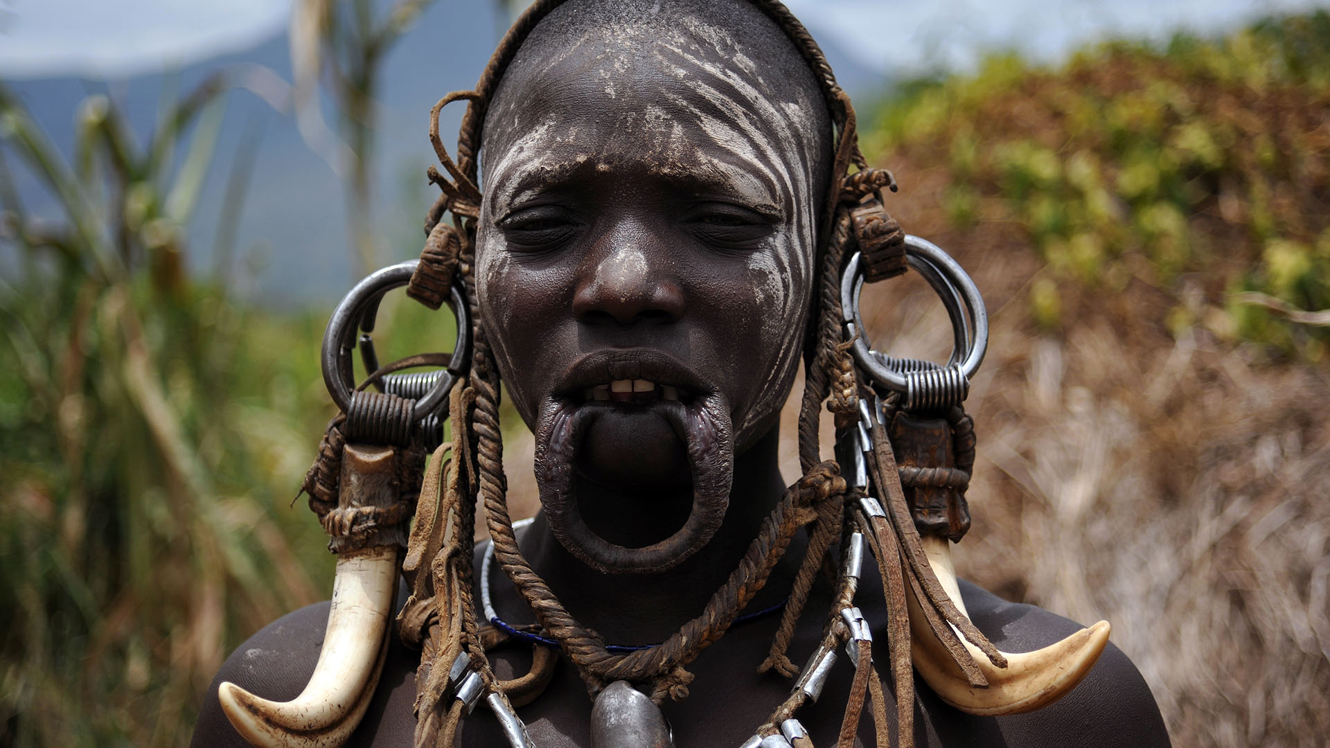 A Etiópia é lar de centenas de tribos que se mantém longe dos olhos da civilização moderna. É uma oportunidade única de conhecer culturas ancestrais e impactantes.