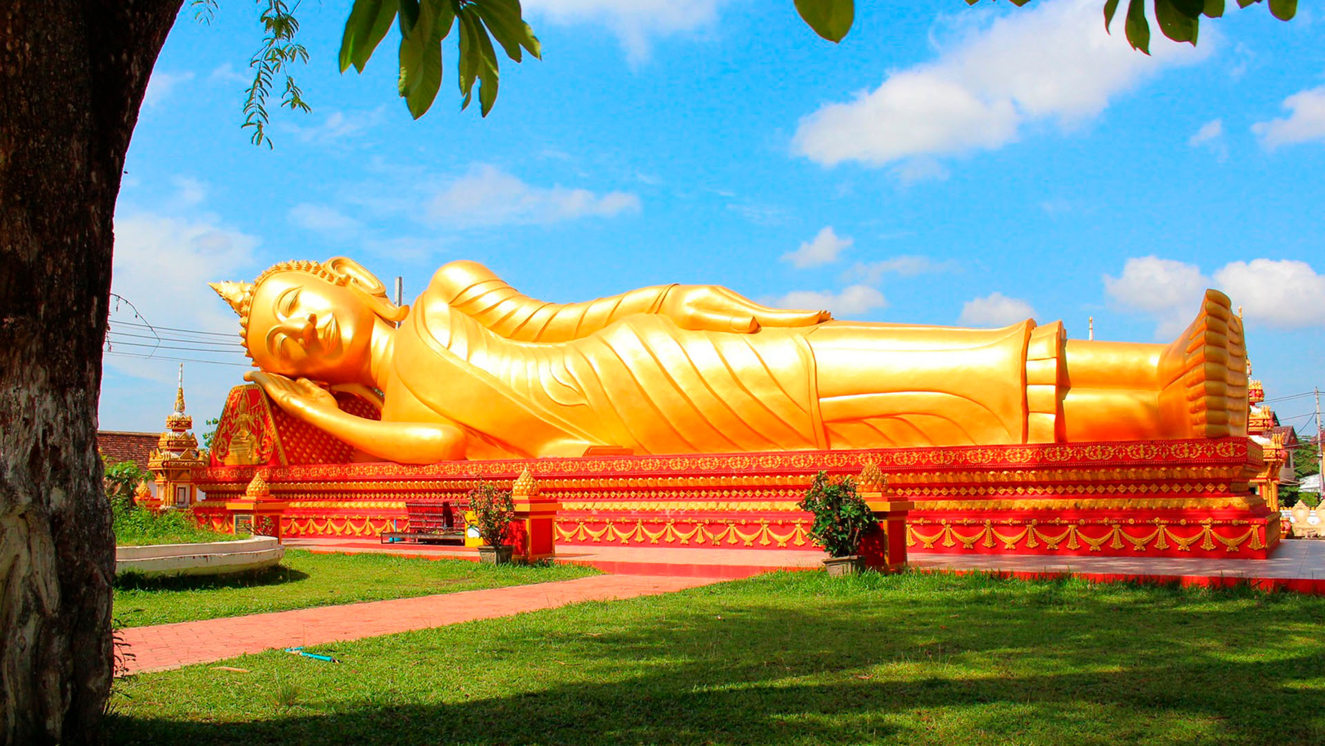 Laos também a terra de Buda e, por lá, os templos fazem parte do dia a dia da população - e dos viajantes.